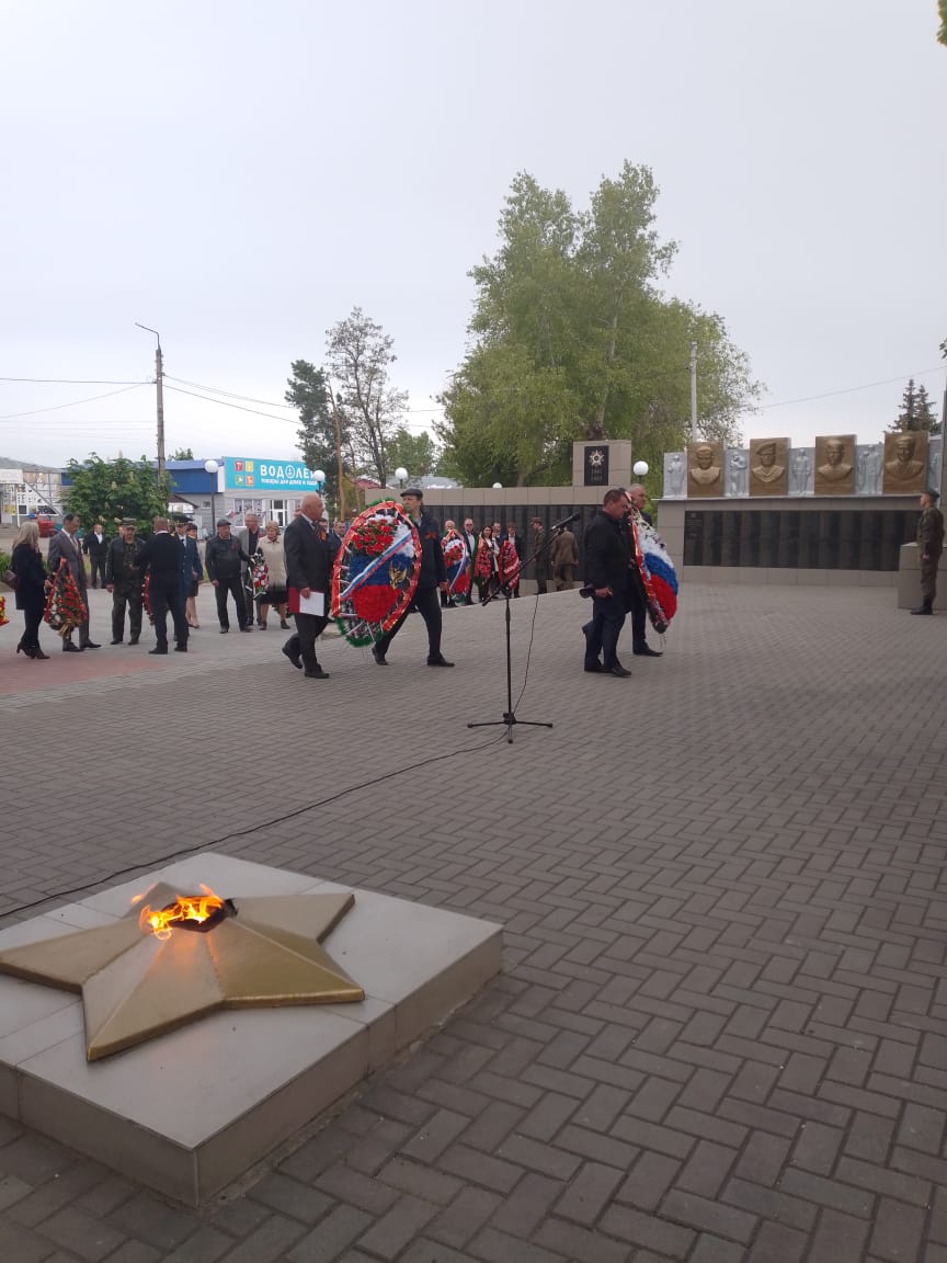 Петропавловка. Возложение венков к мемориалу Победы.