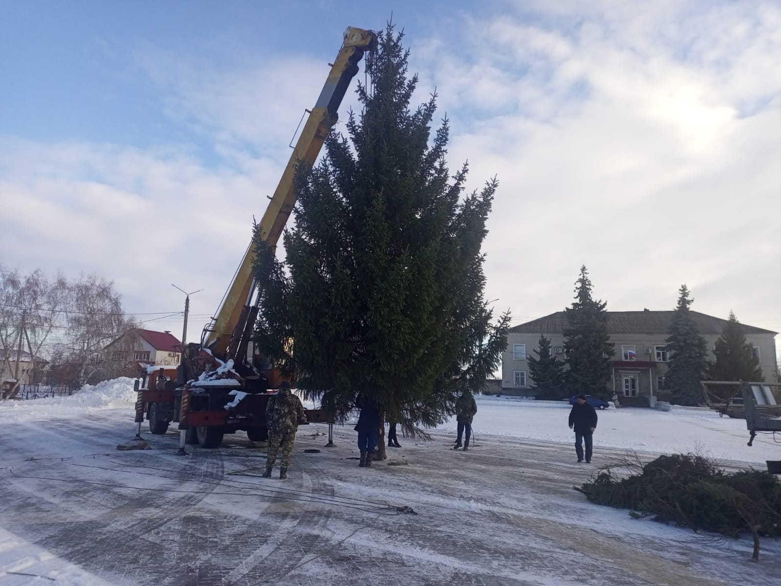 На площади с. Петропавловка установили Новогоднюю ель!!!.