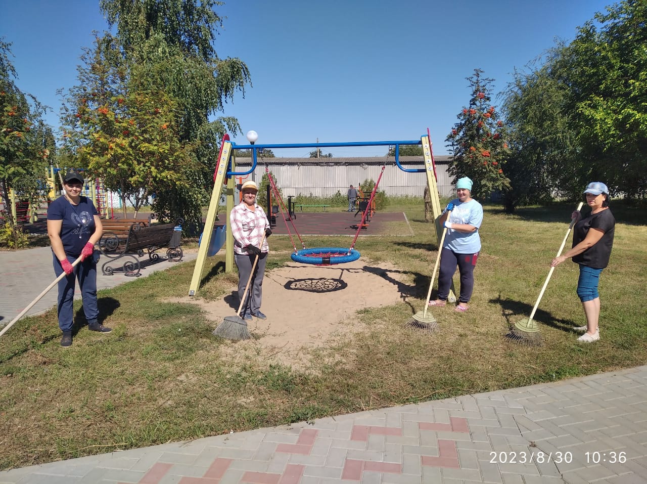 Петропавловка. Провели субботник по наведению порядка..