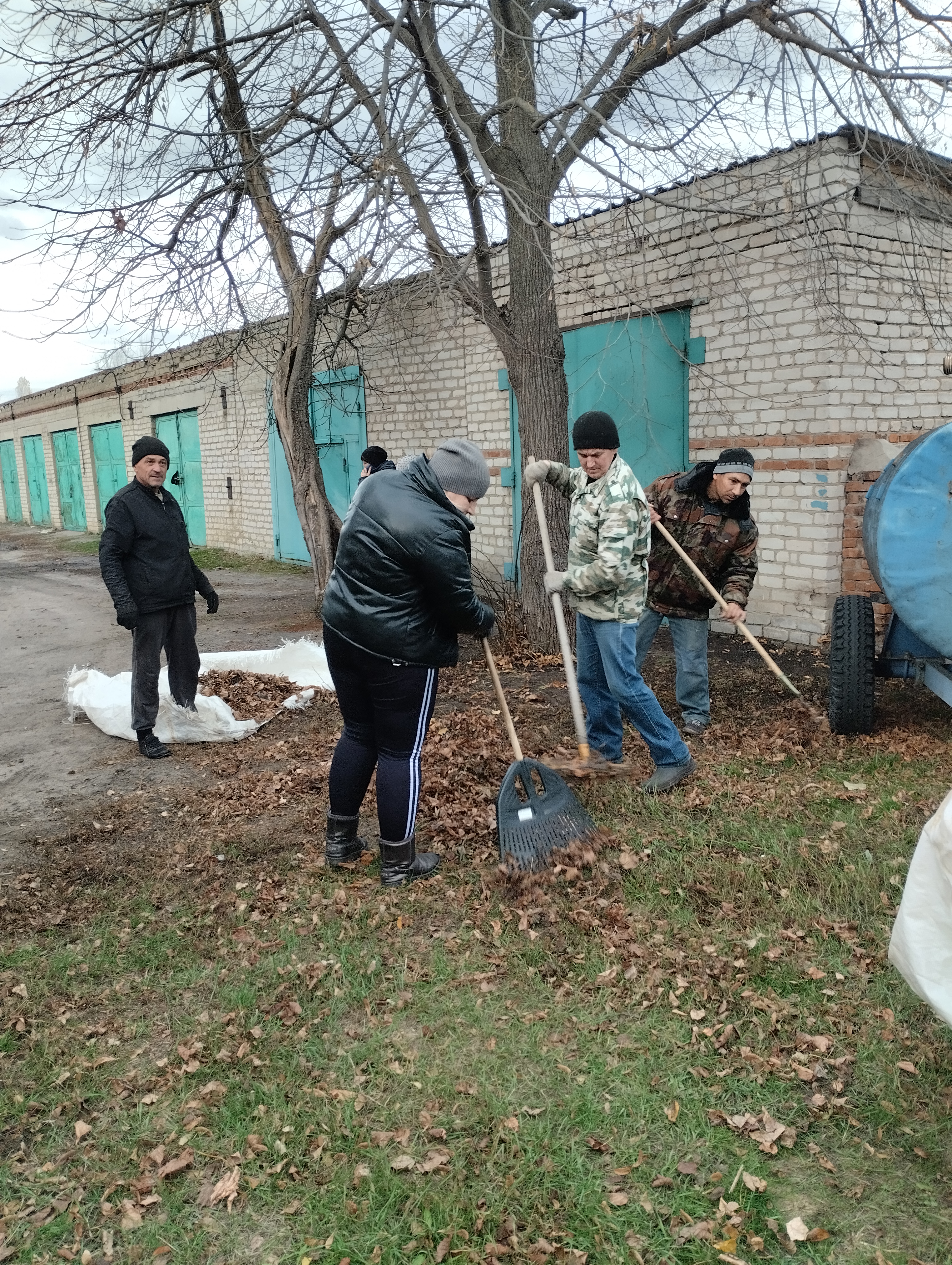 Петропавловка. Провели субботник по благоустройству территории.