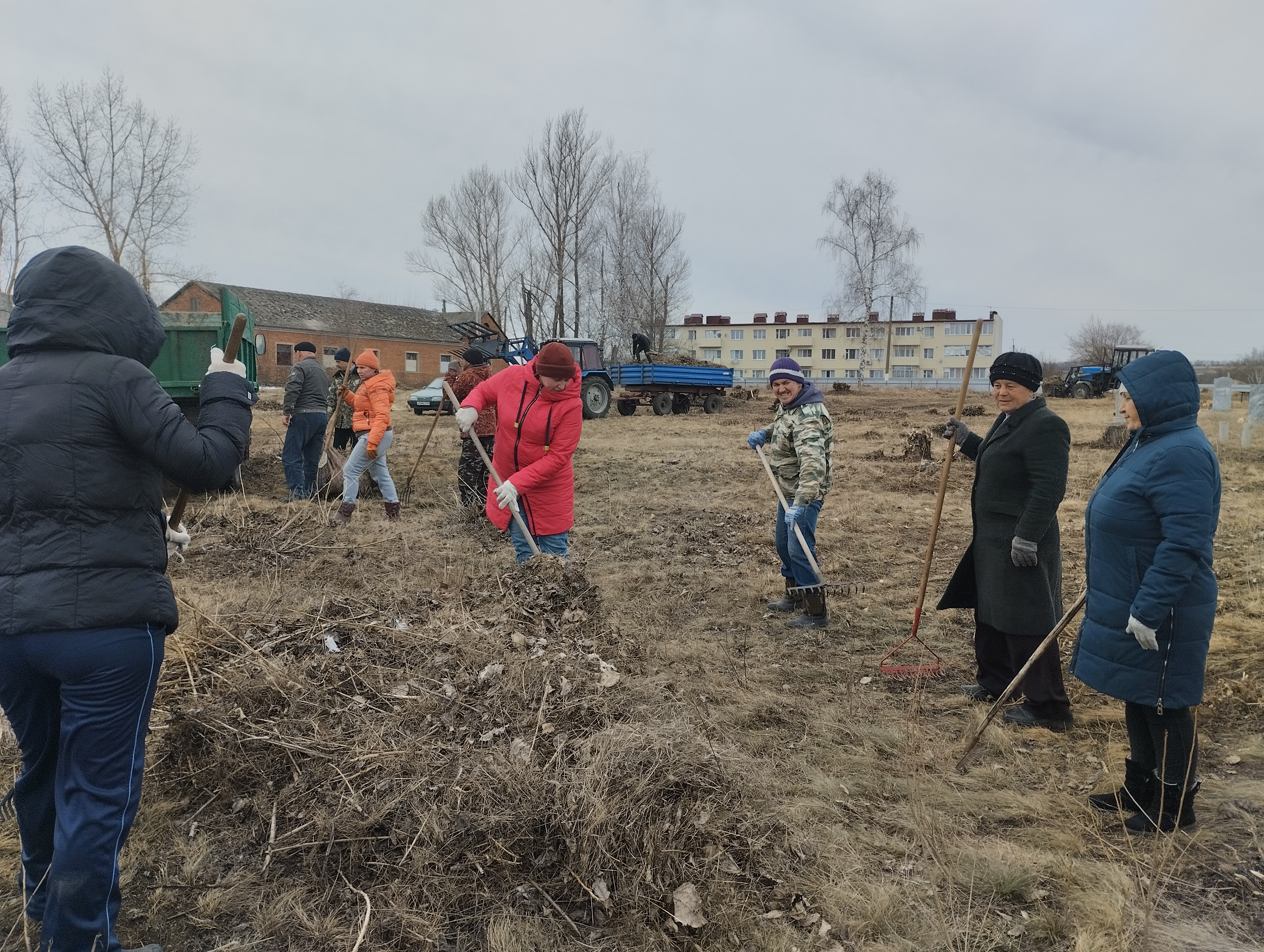 Петропавловка. На территории провели субботник.