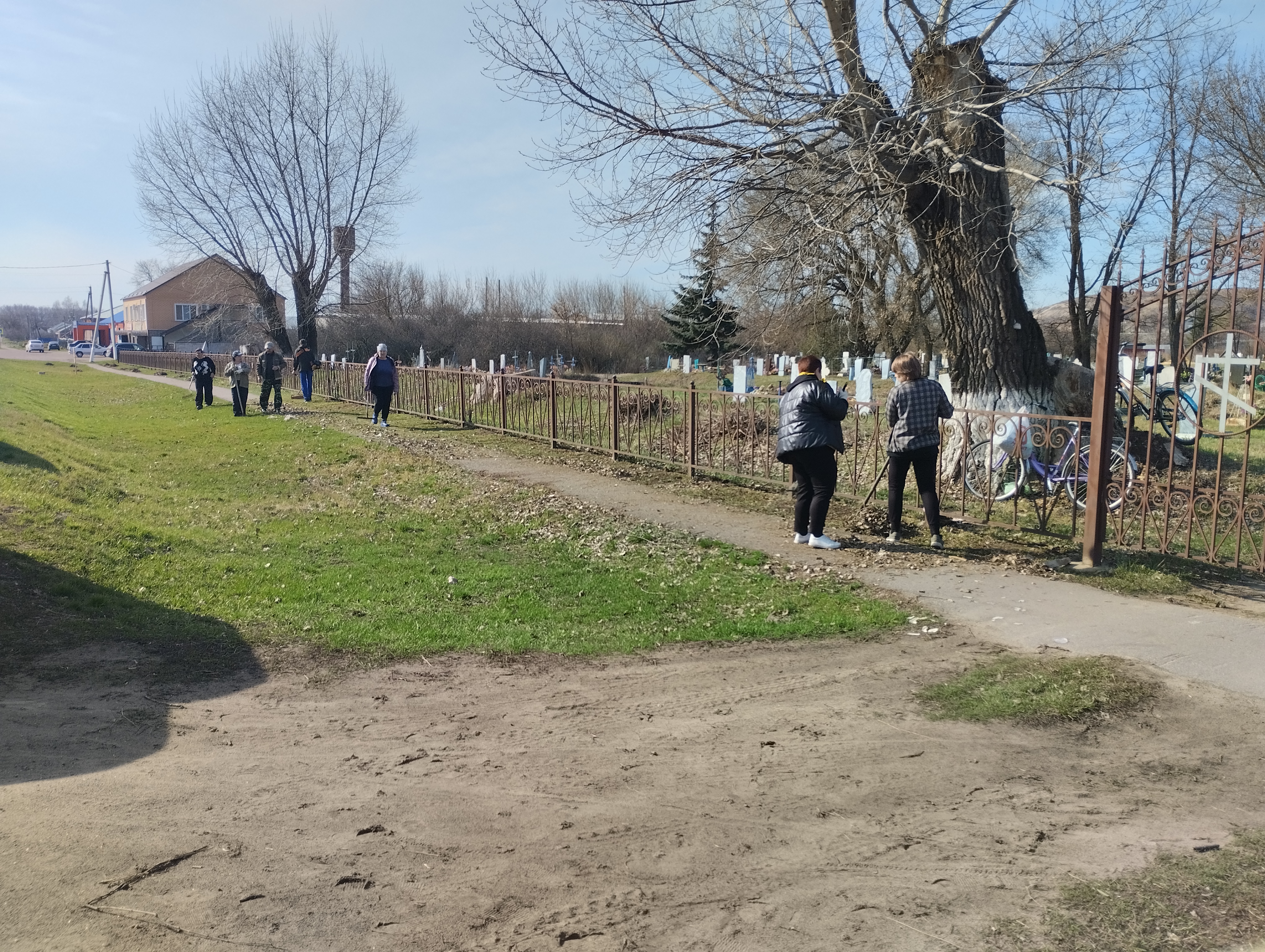 Петропавловка. 04 апреля 2024 года в с.Петропавловка провели субботник на кладбище по ул. 50 лет Октября..