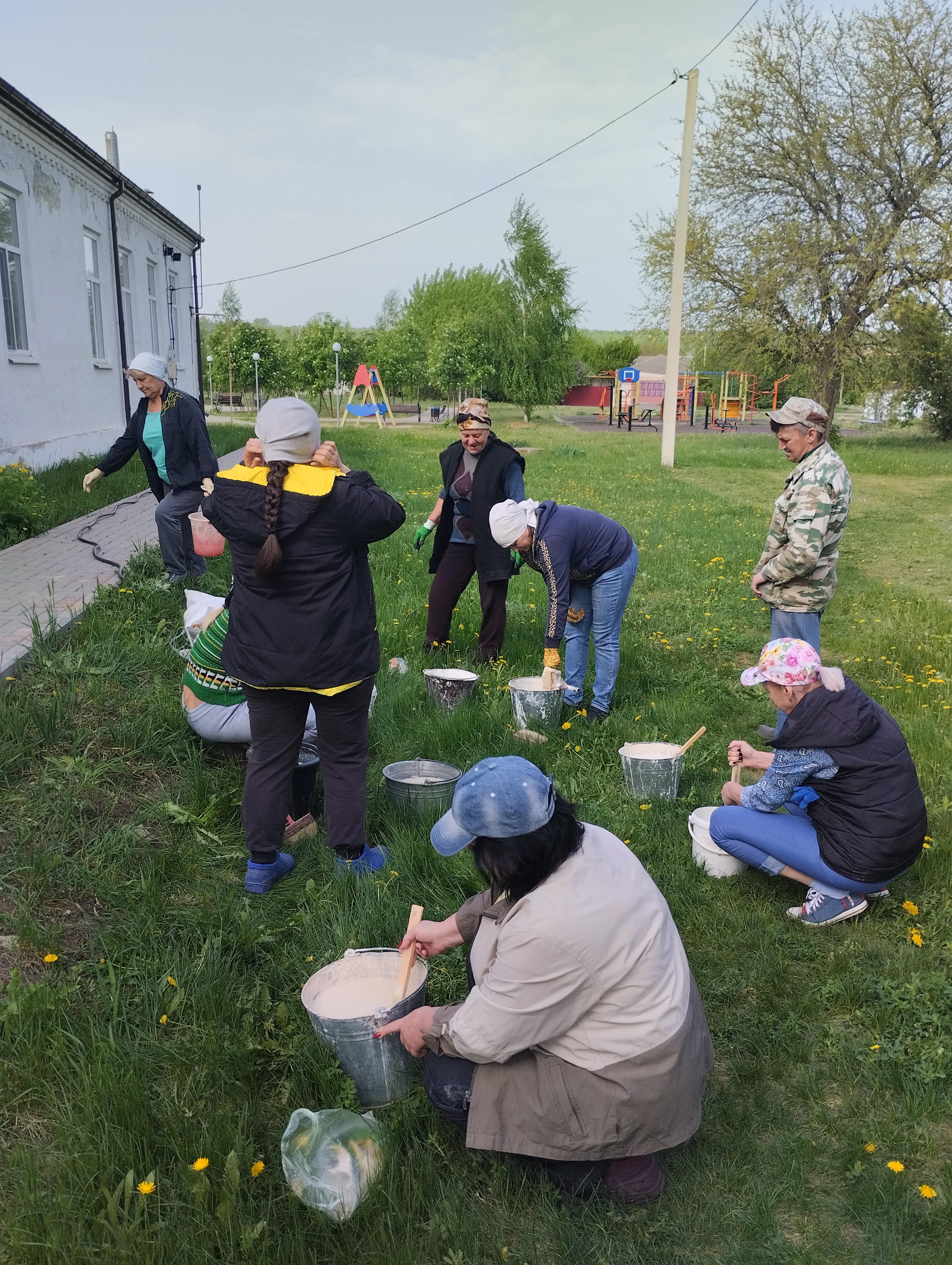 Петропавловка. Побелили столбы и деревья..