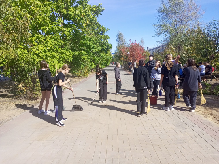 Петропавловка. Навели порядок в школьном парке.. Петропавловка. Навели порядок в школьном парке..